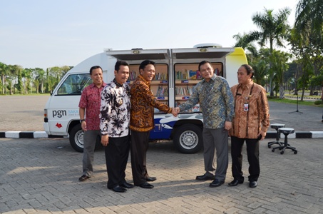 ?Bupati SambariHR ketika menerima mobil perpustakaan dari PGN.foto:syuhud almanfaluti/BANGSAONLINE