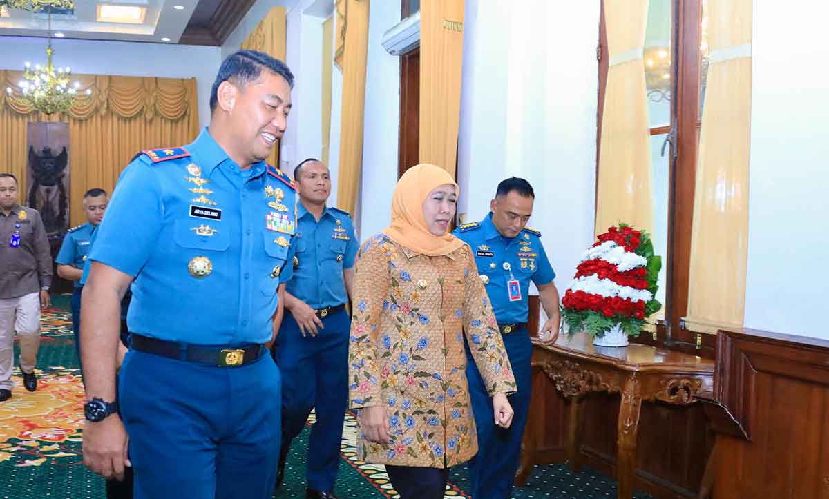 Gubernur Khofifah saat menerima Komandan Lantamal V Laksamana Pertama TNI Arya Delano di Gedung Negara Grahadi, Surabaya.