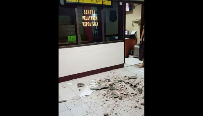 Plafon Kantor Polsek Wates runtuh akibat gempa.