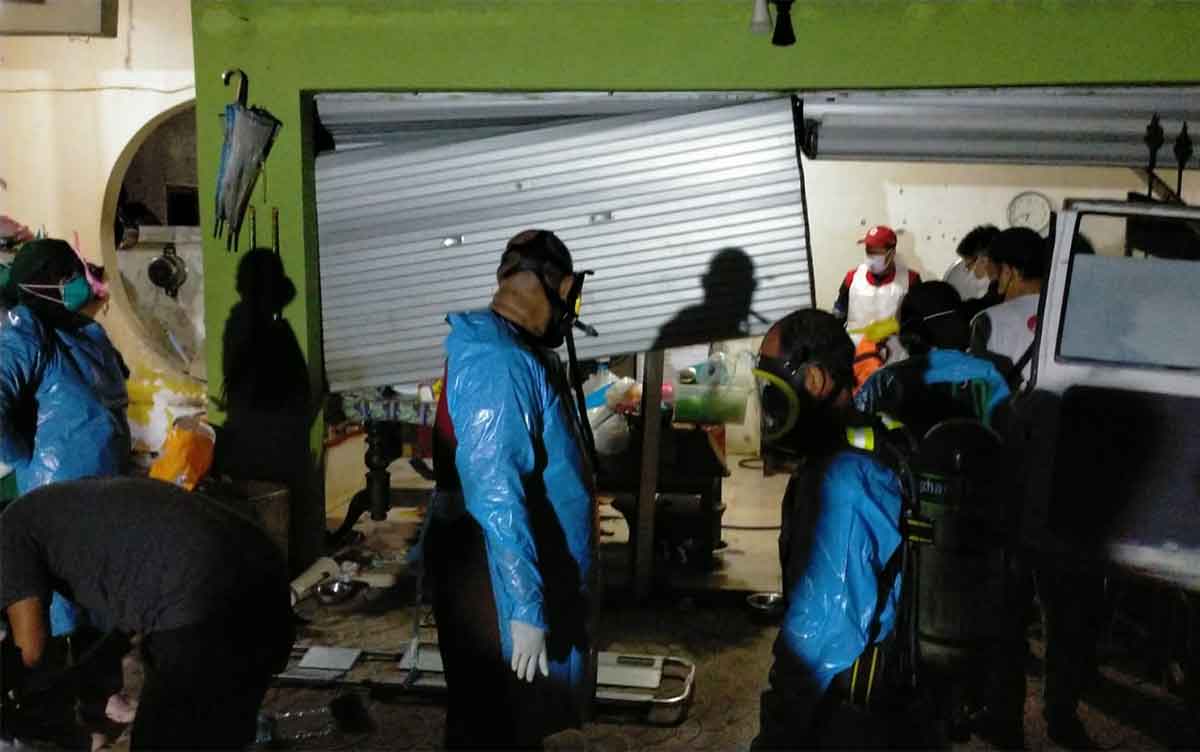 Petugas saat mengevakuasi penemuan 2 mayat perempuan dalam rumah di Jalan Sulawesi, Kecamatan Sananwetan, Kota Blitar.