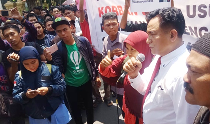 Yusril Ihza Mahendra yang akan bersidang di PN Surabaya secara spontan didaulat massa korban Apartemen Sipoa untuk menjadi penasehat hukum. Foto: DIDI R/BANGSAONLINE