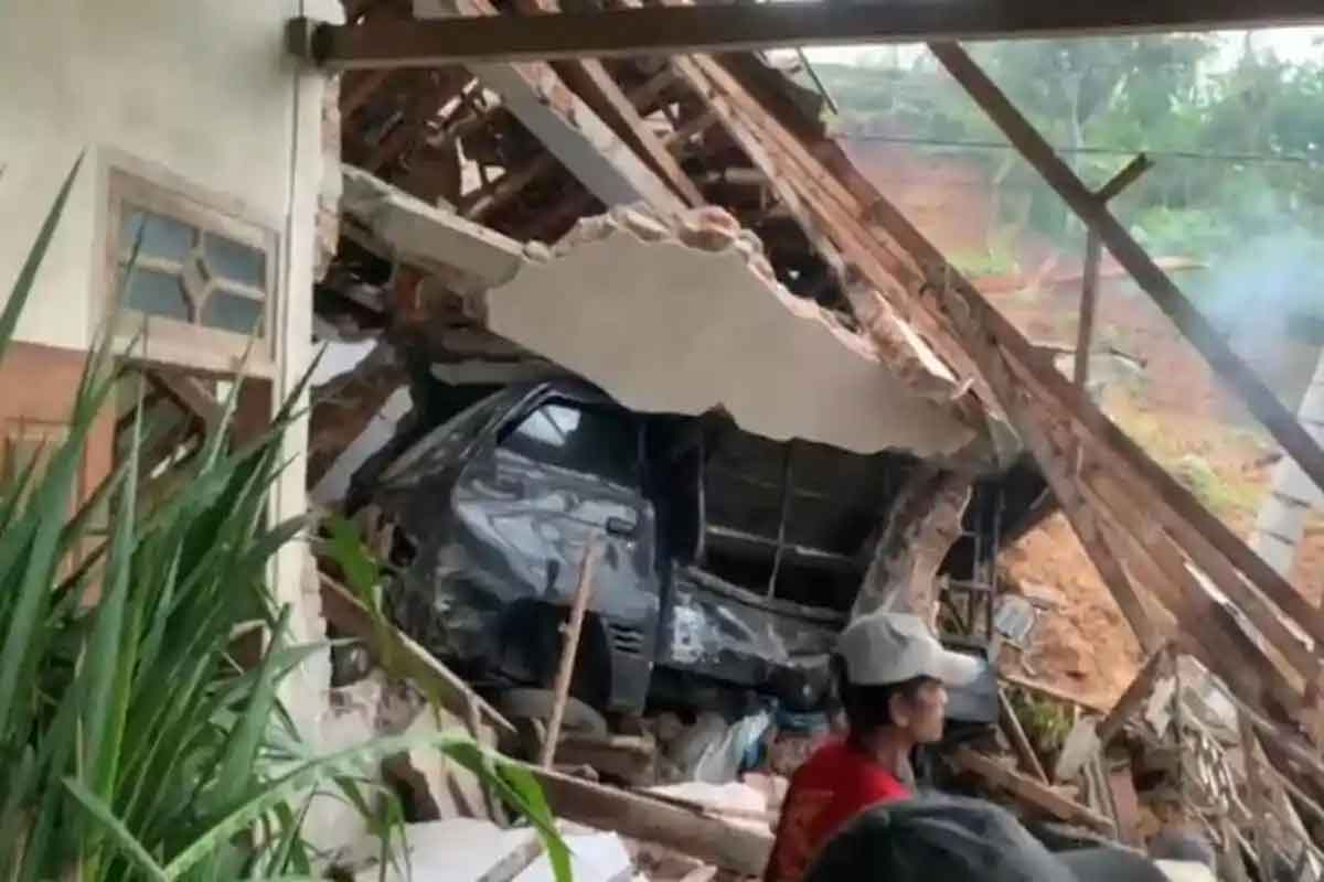 Tanah longsor yang terjadi di Desa Wagir Kidul, Kecamatan Pulung, Kabupaten Ponorogo, membuat beberapa rumah dan kendaraan mengalami rusak berat. Foto: ist.