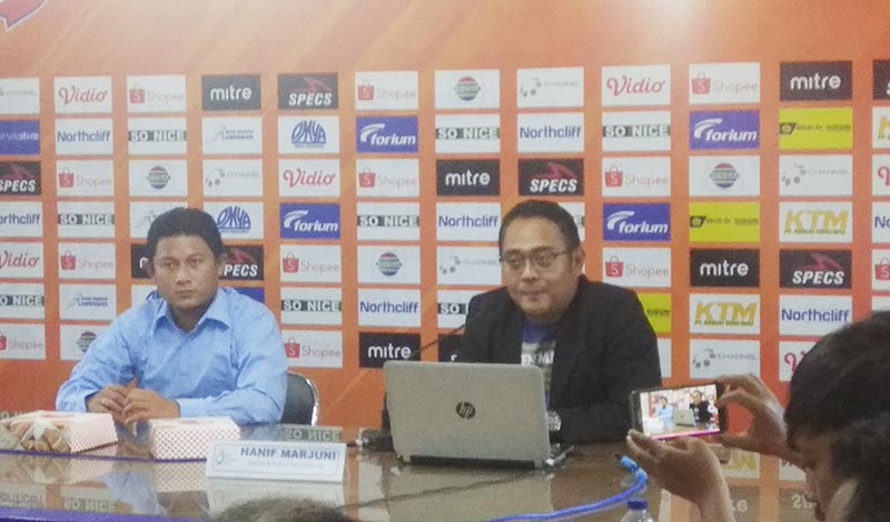 Hanif Marjuni (Media dan Public Relation PT Liga Indonesia Baru)  saat jumpa pers di Lamongan.
