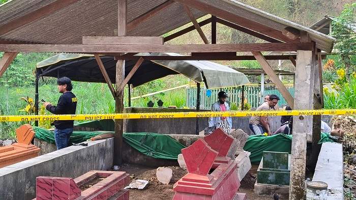 Proses pembongkaran makam santri di Blitar.