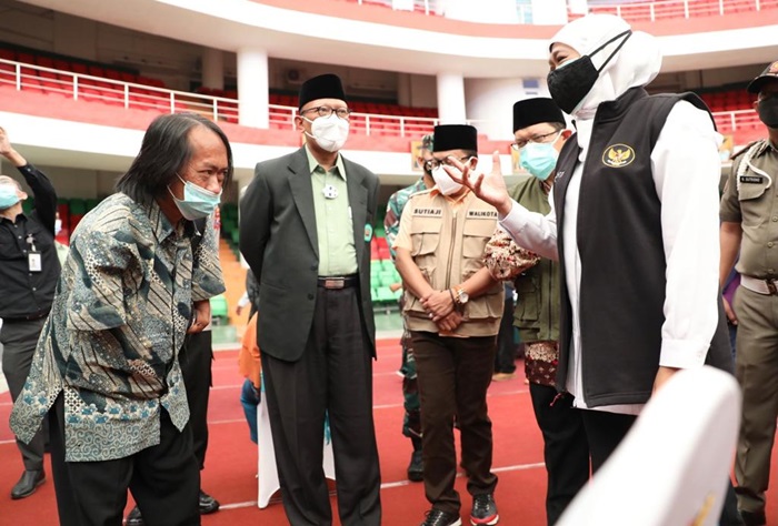 Gubernur Khofifah memantau langsung pelaksanaan vaksinasi bagi kaum difabel dan SDM Kesehatan di Unisma dan UMM.