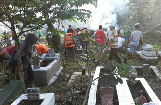 Warga, TNI, Polri dan PNS melakukan kerja bhakti membersihkan makam.