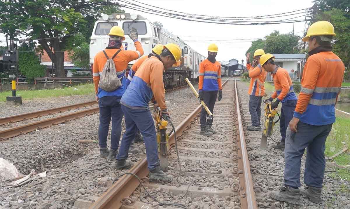 Petugas saat perawatan jalur kereta api.
