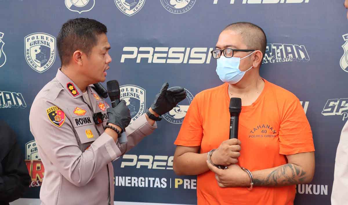 Kapolres Gresik AKBP Rovan Richard Mahenu saat menginterogasi tersangka. Foto: Ist