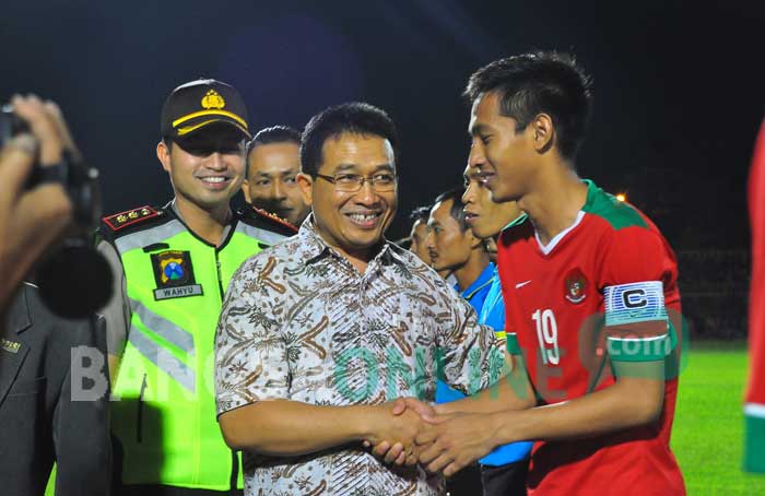 Kapolres Bojonegoro AKBP Wahyu Sri Bintoro (memakai rompi hijau) saat mendampingi Bupati Suyoto (batik) menyalami pemain Timnas U-19 asal Bojonegoro, Hanis Sanghara Putra. foto: EKY NURHADI/ BANGSAONLINE