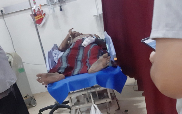 Umar Sahid (23), korban kesetrum listrik saat dirawat di ruang IGD RSU Bangkalan.