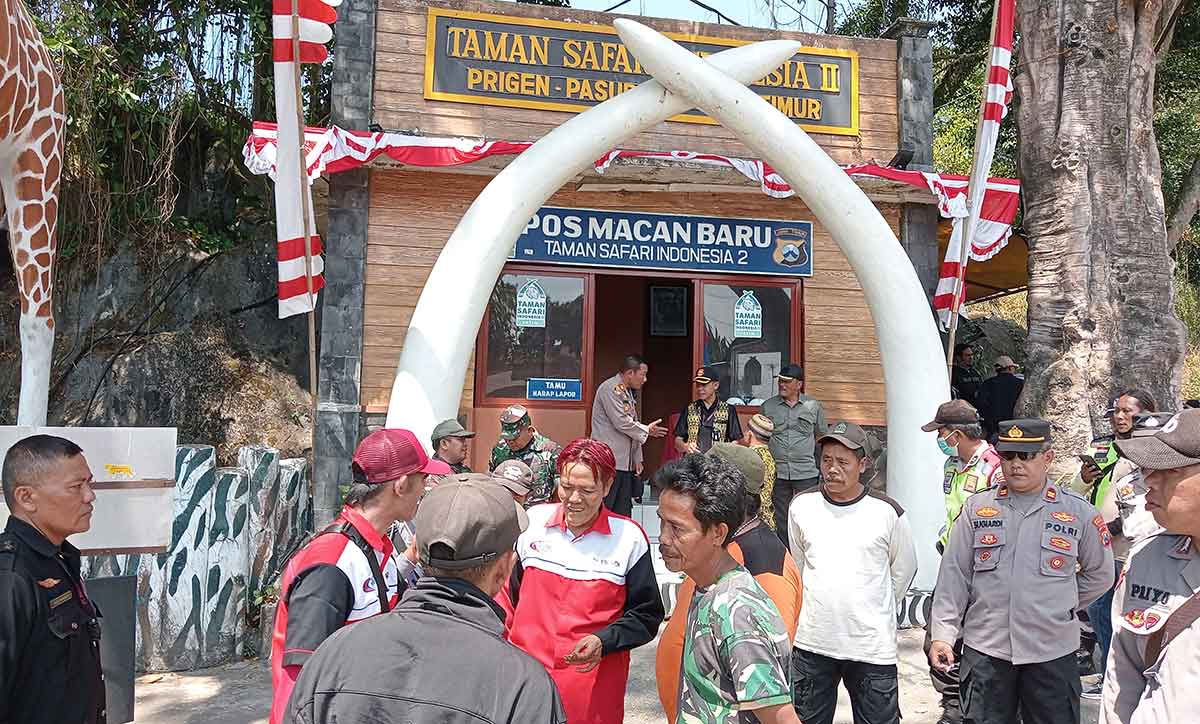 Massa aksi ketika menggelar demo di Taman Safari Indonesia II Prigen, Kabupaten Pasuruan.