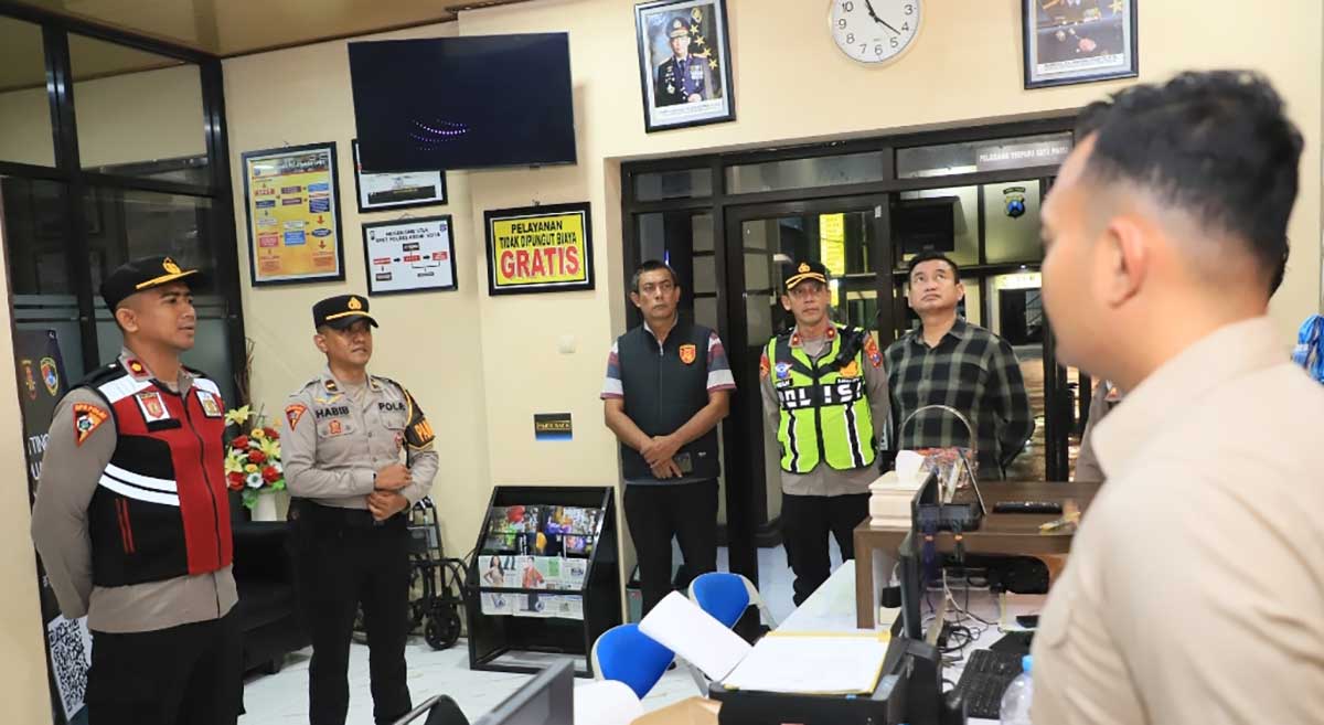 Wakapolres Kediri Kota saat memberi instruksi kepada para personel yang bertugas. Foto: Ist