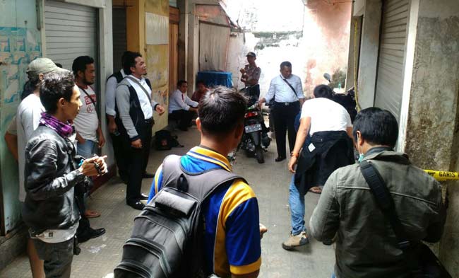 Petugas Polres Gresik saat lakukan olah TKP usai perampokan, April lalu. foto: SYUHUD/ BANGSAONLINE