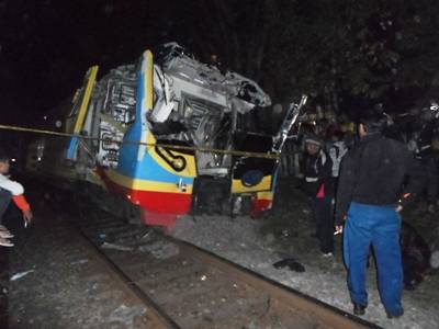 ?kondisi kereta api yang ringsek berat. foto:gogon/BANGSAONLINE