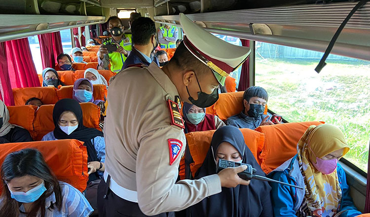 Penumpang Angkutan Umum yang Masuk Jombang Dicek Polisi