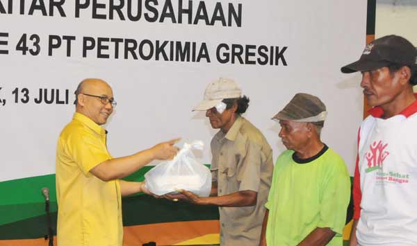 Sesper PT PG, Wahyudi ketika menyerahkan santunan kepada abang becak. (foto: syuhud/BANGSAONLINE)