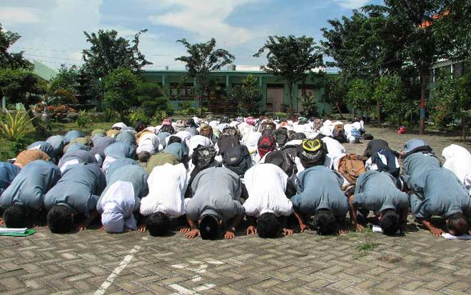 Para pelajar di Gresik sujud syukur usai dinyatakan lulus UN. foto: SYUHUD/ BANGSAONLINE