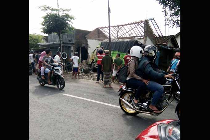 Kondisi truk nyungsep ke tambal ban sebelum dievakuasi petugas.