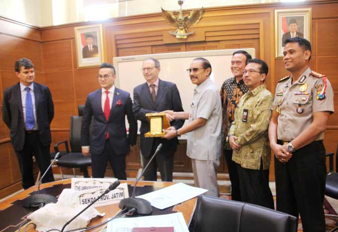 Dr. H. Akhmad Sukardi selaku Sekdaprov Jatim memerikan cinderamata pada Duta Besar Negara Prancis Jean Charles Berthonnet di ruang kerja Sekda Jatim.?