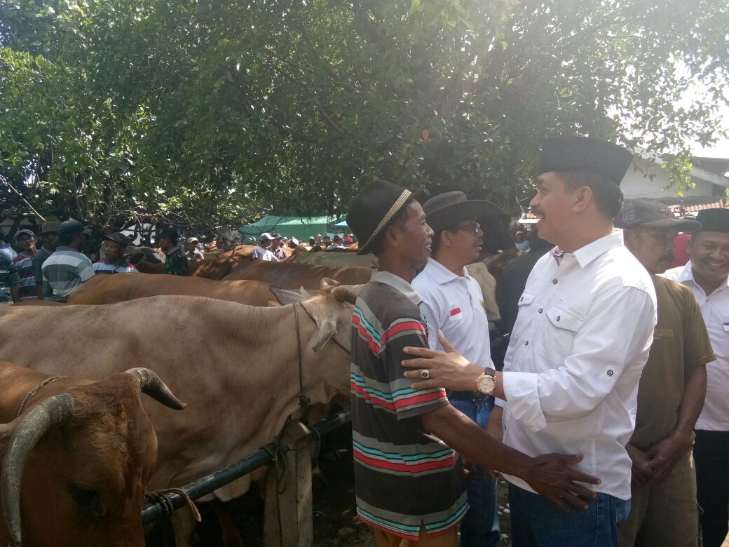 Gus Syaf saat dialog dengan pedagang sapi di pasar Kabuh. foto: BANGSAONLINE