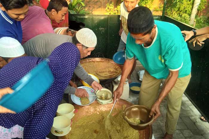 Warga harus mengantre untuk mendapatkan bubur As Syuro. foto: GUNAWAN/ BANGSAONLINE