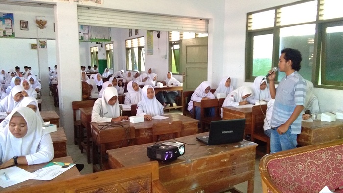 Siswa-siswi MA Manbail Futuh sedang diberikan materi jurnalistik oleh pemateri dari PWI Tuban.