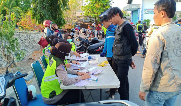 Petugas Satlantas Polres Lamongan melakukan penindakan kepada pengendara yang melanggar.