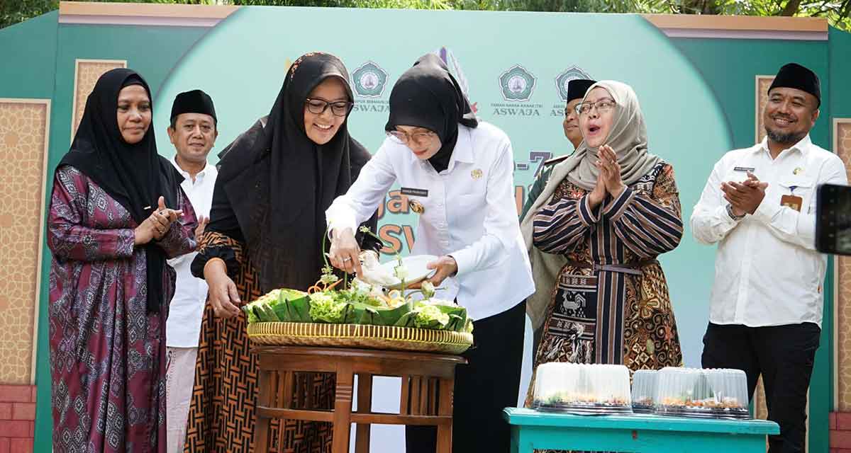 Wali Kota Kediri Serahkan Izin Operasional dan Beasiswa di Harlah LP Aswaja ke-7