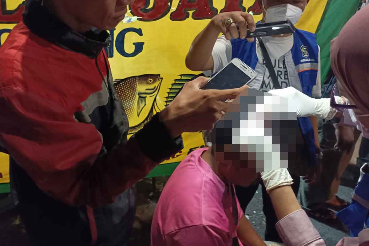 Korban bernama Ramadhani (28) saat ditangani oleh BPBD Kota Surabaya.