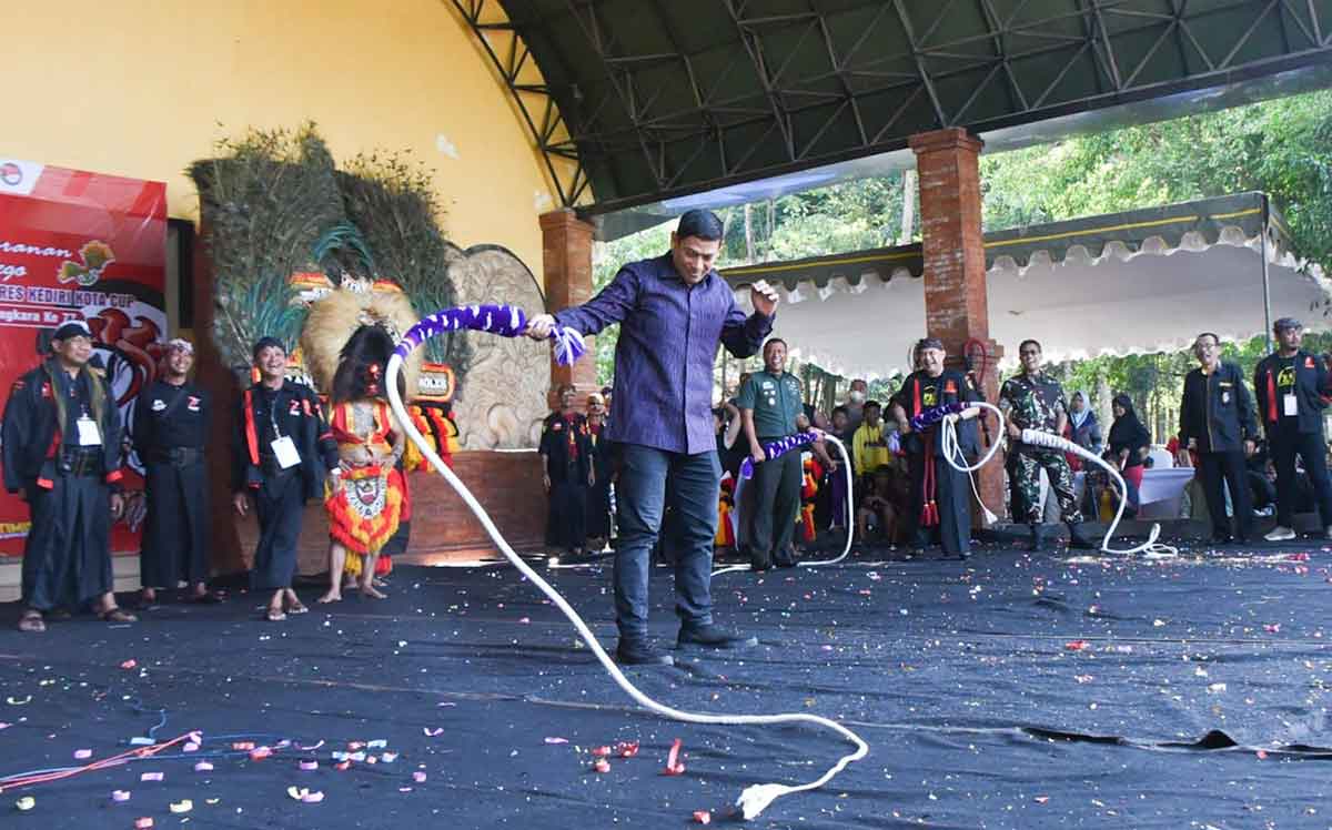 Pembukaan Lomba Kesenian Jaranan Pego, Wali Kota Kediri Mainkan Pecut