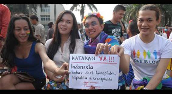 Waria, gay dan lesbian saat gelar aksi tolak diskriminasi di bundaran HI.