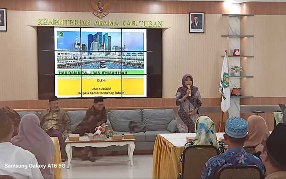 Kepala Kantor Kemenag Kabupaten Tuban, Hj. Umi Kulsum, saat menyampaikan sambutan dalam acara pembekalan hak dan kewajiban jemaah haji.