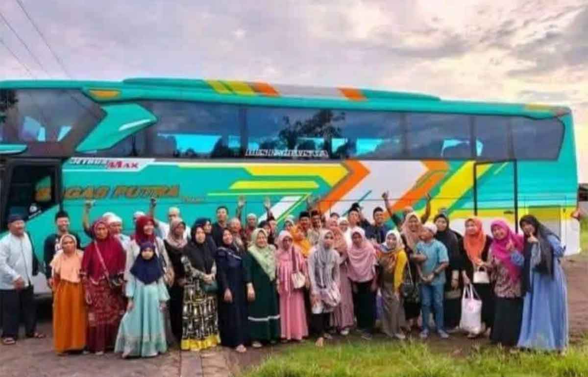 Rombongan peziarah dengan latar belakang bus sebelum berangkat. Foto: Ist
