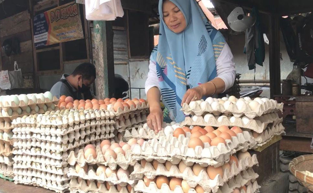 Irma Ika, salah satu pedagang telur ayam di Pasar Templek Kota Blitar.