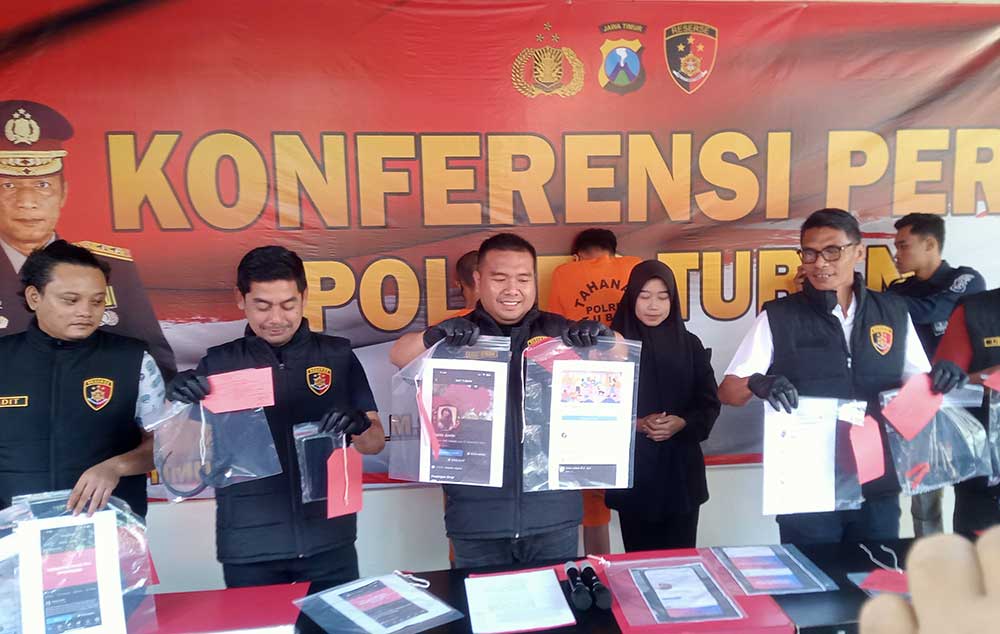 Kasatreskrim Polres Tuban AKP Dimas Robin Alexander (tengah) saat menunjukkan barang bukti dalam rilis pers ungkap kasus pengguna aktif grup Facebook Gay Tuban.
