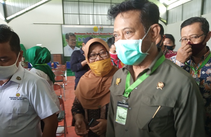Menteri Pertanian Syahrul Yasin Limpo  saat datang ke Desa Karangtinoto, Kecamatan Rengel, Kabupaten Tuban, Jum