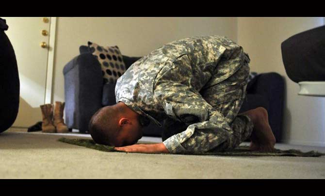 Anggota militer AS melakukan salat. ©2015 merdeka.com/istimewa