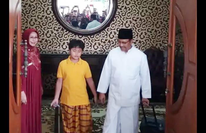 Gus Ipul, Bu Fatma dan Reno, putra bungsu Gus Ipul meninggalkan rumah dinas Wagub Jatim. foto: istimewa