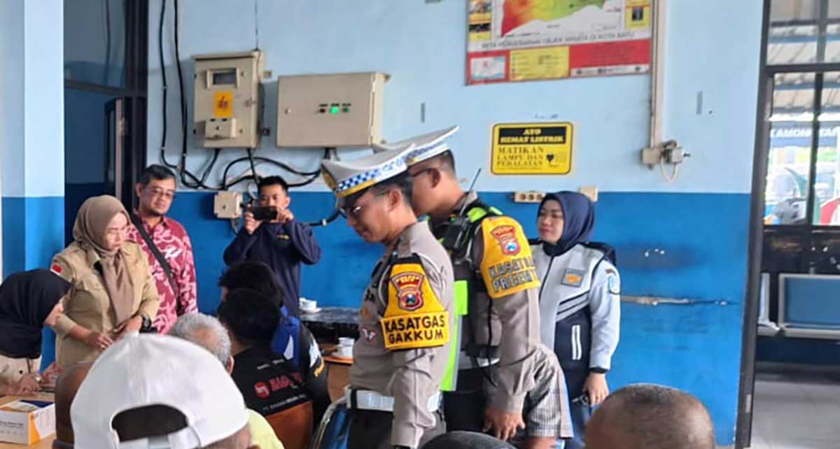 Petugas dari Polres Batu saat meninjau aktivitas di Terminal Dewi Sartika.