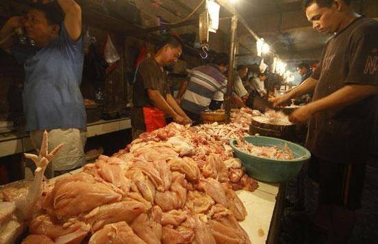 NAIK - Daging ayam, salah satu komoditas yang harganya terus naik. (syuhud/BANGSAONLINE)