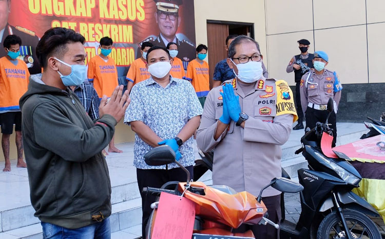 Kapolresta Sidoarjo Kombes Pol Sumardji menyerahkan barang bukti sepeda motor kepada korban. 