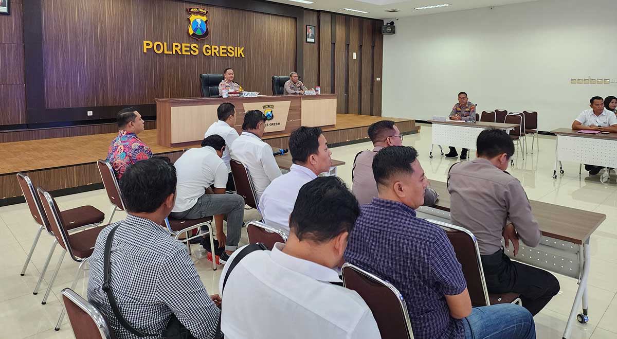 Kapolres Gresik, AKBP Ramadhan Nasution, bersama anggota rapat Latpra Operasi Pekat Semeru 2026. Foto: Ist