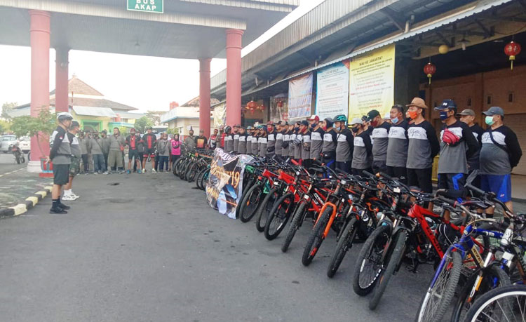 Komunitas Gowes Terminal Kertonegoro Ngawi saat apel sebelum berangkat bersepeda bareng.