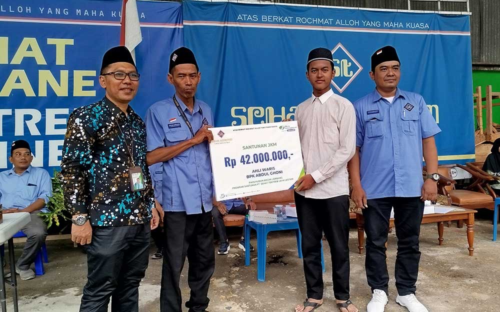 Penyerahan klaim santunan kematian dari BPJS Ketenagakerjaan pada ahli waris. Foto: AAN AMRULLOH/ BANGSAONLINE