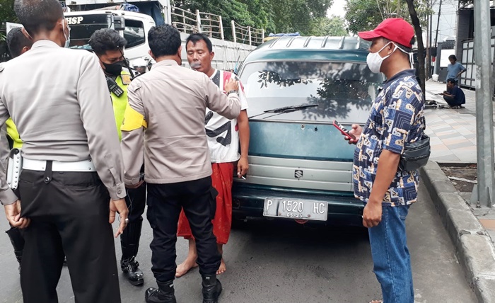 MT (pakai sarung) warga Sokobanah Sampang yang diduga menculik dua siswi kelas X SMAN 4 Bangkalan berhasil diringkus Polsek Asemrowo, Rabu, 18 Mei 2022 sekitar pukul 14.00 WIB.