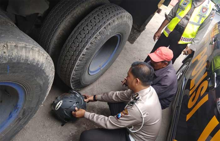Petugas saat olah TKP.
