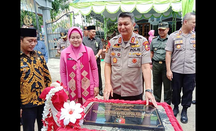 Gubernur Akademi Kepolisian Irjen Pol. Dr Rycko Amelza Dahniel bersama Wakil Bupati Pamekasan Raja