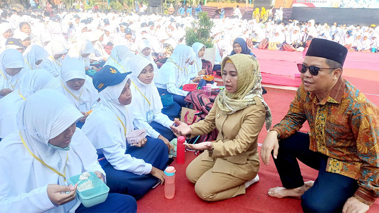 Disela-sela acara, Ning Ita didampingi sang suami Supriyadi menyempatkan berbincang dengan peserta.