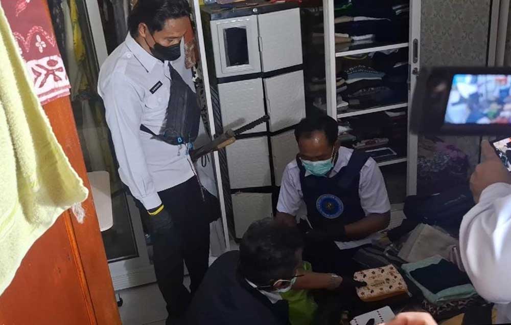 Petugas BNNP Jatim saat menggeledah rumah MD di Desa Parseh, Bangkalan.