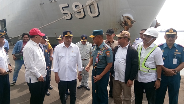 Menhub Budi Karya Sumadi dan Pangkoarmada II Laksda TNI Mintoro Yulianto menyambut kedatangan pemudik gratis dari Balikpapan, Kaltim. Foto: DEVI/BANGSAONLINE
